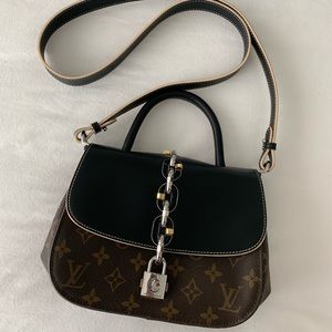 Louis Vuitton - Crossbody